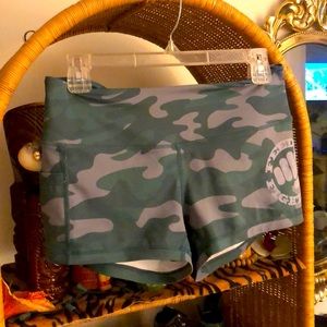 Feed me fight me CrossFit gym shorts camo size M